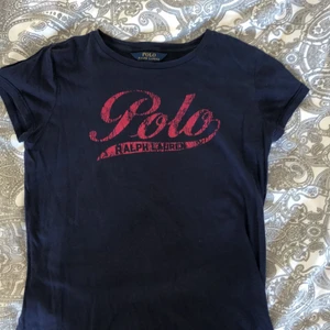 Polo T-shirt strl. XS - Säljer mörkblå Ralph Lauren t-shirt i storlek xs. Har ägt och användt den i ett par år. Pris kan diskuteras såklart. Möts upp i Malmö eller så står köparen för frakt:)