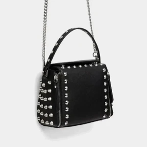 Nit väska från zara - Hej säljer min jätte fina nitväska från zara nästan oanvänd, om flera vill ha den blir det budgivning. Start bud 150kr💓💓