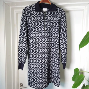 Lång vintagetröja - En lång tröja köpt av en släkting på 80-talet. Mjuk och mysig. Funkar jättebra med tights under🍀