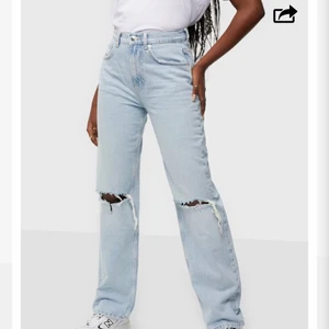 90s high waist jeans stl 40 - Säljer dessa skitsnygga jeans från ginatricot i stl 40 som är väldigt populära, endast testade 1 gång då dom tyvärr va för stora. Nypris 599. säljes för 400 inkl frakt (pris går att diskuteras)