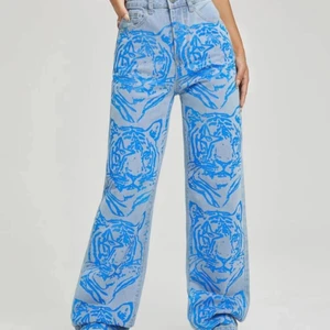 jeans - säljer dessa ascoola jeansen med tigrar på. Säljs pågrund av att dem är förstora. Str S men passar M oså perfekt. 120 kr + frakt💙💙💙