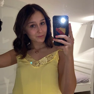 Gult linne xs - Superfint guld linne i ett silkesmaterial! Storlek xs och på bilden är det uppvikt innanför men det är alltså normal långt! 