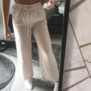 Linnebyxor - Säljer dessa fina linnebyxor, höga i midjan och lite för korta för mig som är 170 cm lång. Pris kan diskuteras :)