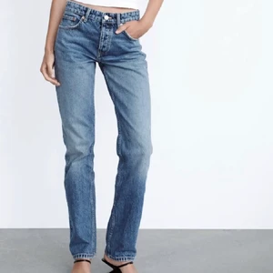 SÖKER DESSA - söker dessa zara mid rise straight i denna färg! Kan tänka mig att köp för Max 350kr! I minsta storlek! Vet inte riktigt vad som är minsta storleken men jag andrar att det är 32 eller 34! Skriv om du säljer💗