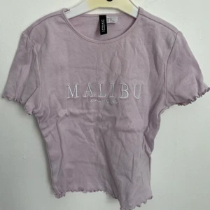 Tröja H&M XS - Fin tröja i stl XS oanvänd! Börjar lägga mitt pris på 40 kr så får ni fortsätta! Tar endast swish💗💕💞