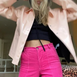 Weekday jacka - Säljer denna slutsålda vinyl jacka från Weekday. Första bilden lånad, andra från asos. Hör av er vid frågor. Köpare står för frakten! 