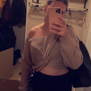 En kort tröja från SHEIN storlek L - En kort tröja från SHEIN storlek L 