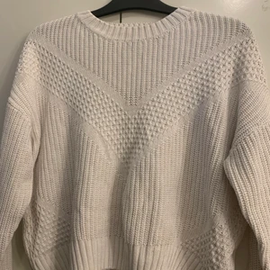 Sweatshirt  - En vit stickad sweatshirt från hm i stl s jätte söt 🥰