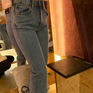 weekday jeans - modell: voyage. Mindre i storleken