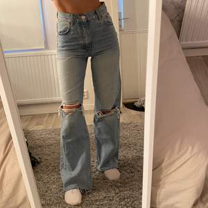 Dags att sälja mina fina fina blåa wide leg jeans från ZARA💙 Storlek 34!! Endast använda 1 gång så de är som nya!! Säljer då dom tyvärr inte kommer till användning🥺 (De är avklippta en liten bit men är fortfarande ganska långa, jag är 165cm o dom nuddar golvet när jag har på mig dom!!) Köparen står för frakten!! KÖP NU 375kr + frakt💙