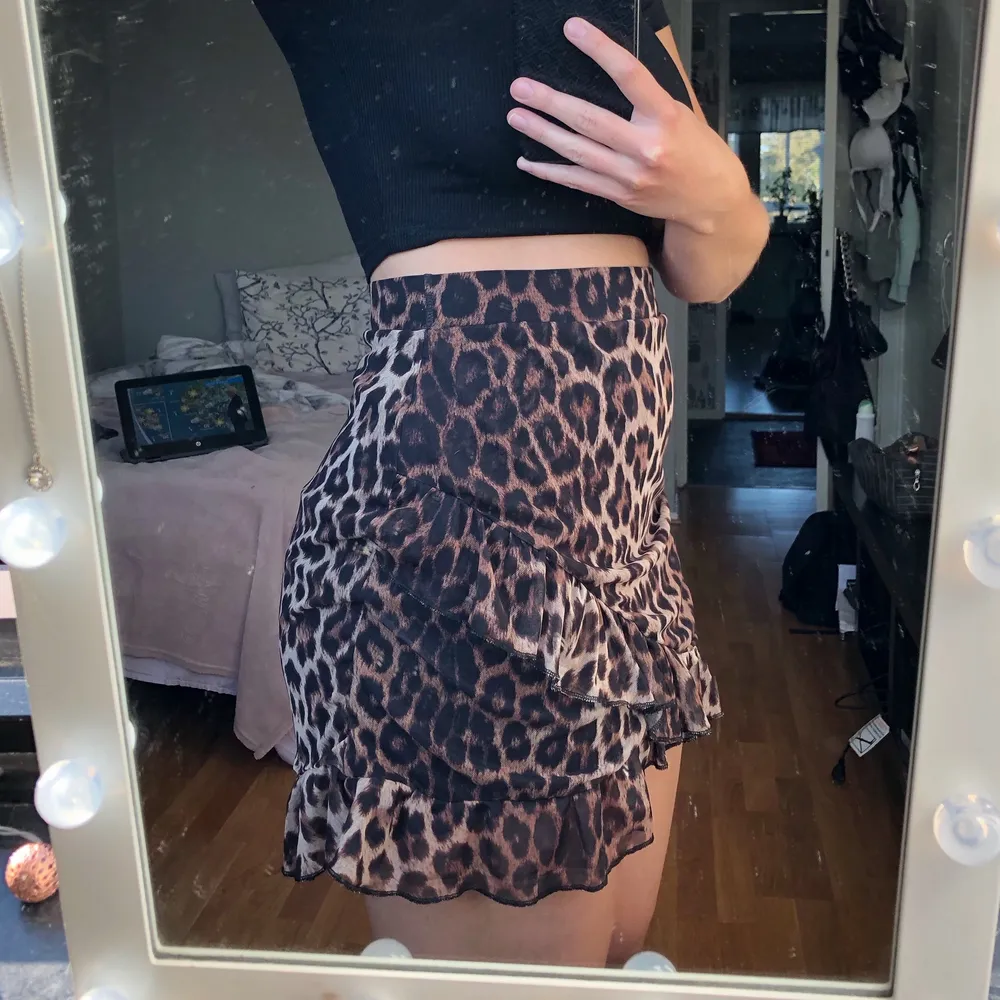 Detta är en leopard kjol i ett meshtyg från Nelly! Passformen är perfekt och den är lagom kort🌸🐆 Trodde jag skulle ha mer andvändning av denna skönhet!. Kjolar.