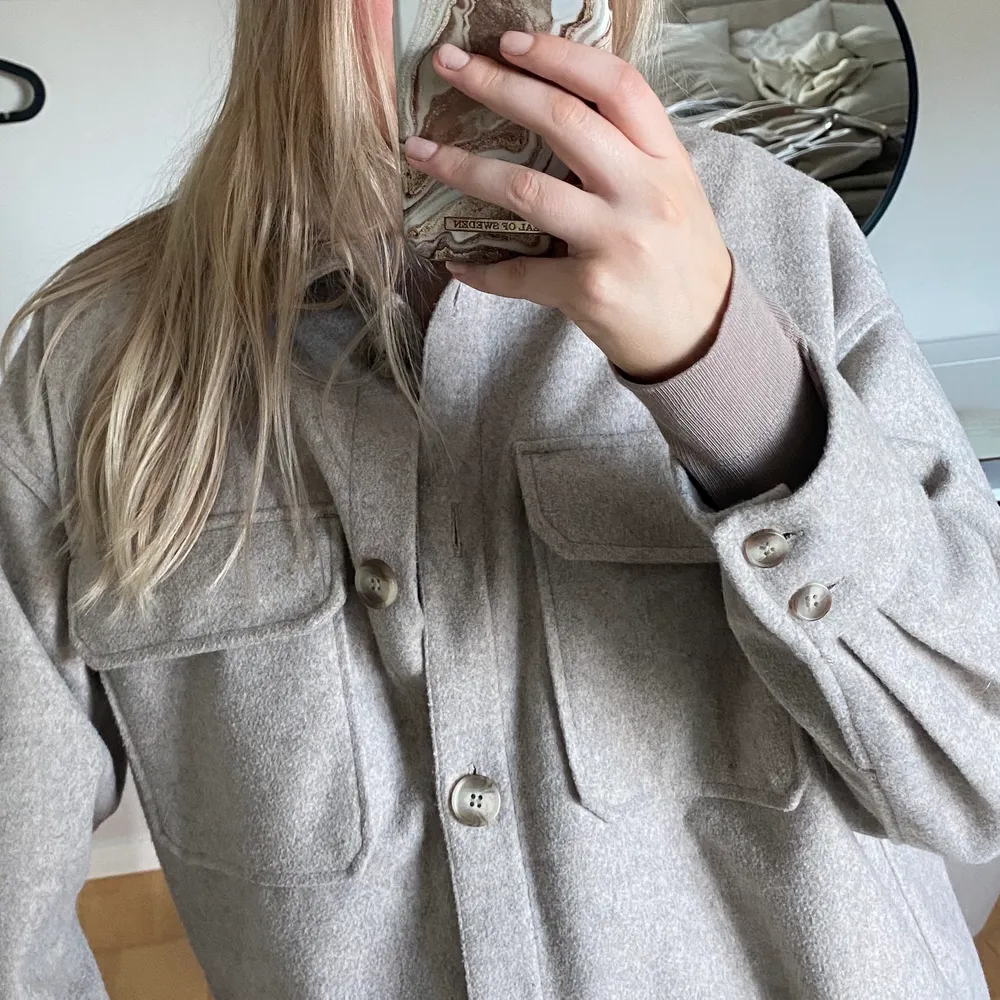 En beige skjortjacka från H&M, som är perfekt nu inför hösten 😍 Endast använd 1-3 gånger, och säljes då jag har flera liknande! 💓 Sitter superfint, och perfekt oversize på mig 💕 Önskas fler bilder, så skriv privat! Frakt tillkommer.. Jackor.