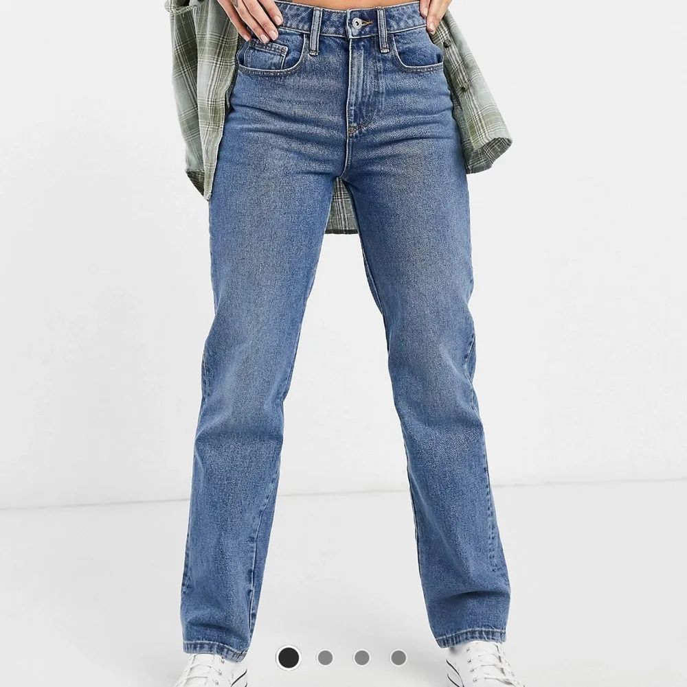 Skit snygga jeans köpa hör på plick men är från Asos. Mid Rise straight leg. Tyvärr var de försmå för mig. Snygga detaljer på fickorna. Kan även tänka mig att byta till en storlek större. Garderob utränsning, kolla andra annonser!. Jeans & Byxor.