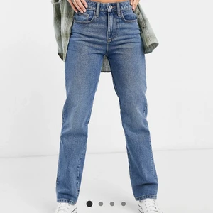 Jeans  - Skit snygga jeans köpa hör på plick men är från Asos. Mid Rise straight leg. Tyvärr var de försmå för mig. Snygga detaljer på fickorna. Kan även tänka mig att byta till en storlek större. Garderob utränsning, kolla andra annonser!