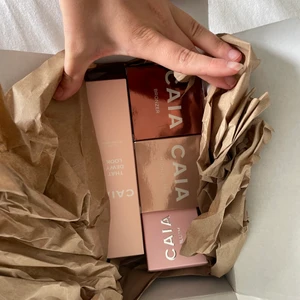 Caia Glow Kit - Caia Glow Kit, oöppnat då jag beställde två olika paket i olika färger. Bild 3 visar vad som ingår! Bronzer 325 orgainalpris - mitt pris 225. Highlighter orgainalpris 325 - mitt pris 225. Blus orgainalpris 225 - mitt pris 150. Settingspray orgainalpris 225 - mitt pris 150.