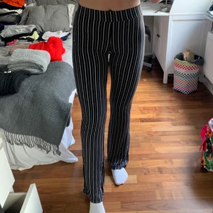 Randiga byxor - Utsvängda svartvit randiga byxor/tights i väldigt fint skick!!  Stl: XS Frakt: 66kr (spårbar) om inget annat önskas