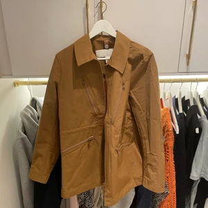 Beige jacka - Säljer denna helt nya och oanvända jackan från arket. Lapparna är kvar! Nypris 990kr jag säljer för 350kr💗