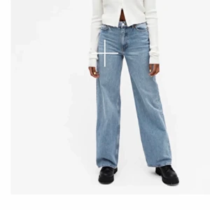 Monki yoko - Säljer mina älskade yoko jeans då dom inte passar mig längre. de är uppsydda och passar mig perfekt i längden och jag är 163, inte så använda men är lite sönder längst ner på jeansen men det är inget man tänker på. Storlek 28😊