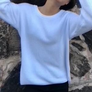 Stickad tröja - Frakt ingår i priset! Säljer min supersnygga vita stickade tröja från repeat. Denna är endast använd ett fåtal gånger och ser ut som att den är helt oanvänd. 100% bomull, skriv för fler bilder! 😍🌟