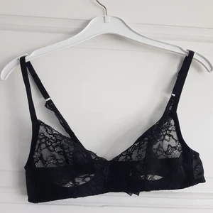 Svart spets bralett - Bralette som är köpt är på plick, i bra skick. Strl 70A, passar mig som är 75A hyfsat. Står att det är modell flirt från lindex.