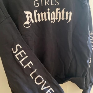 Mörkgrå tjocktröja  - Grå-svart tjocktröja med designade slitningar. Tryck på bröstet och ärmarna. Bekvämt tyg, använd men i bra skick.