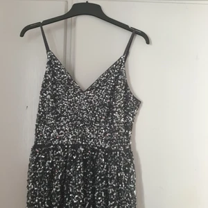 Festkläning  - Mycket fin festklänning, endast använd en gång. Originalpris  1 789kr. Nyskick.