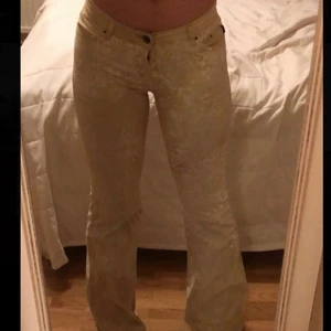 second hand jeans - säljer dessa coola jeans som är köpta second hand. De är lågmidjade och flare där nere. De sitter perfekt på mig och jag har storlek 34, säljer eftersom jag inte får någon användning av de! köparen står för frakten💕