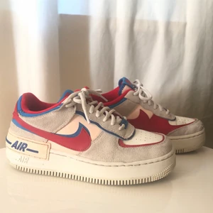 Nike skor - Säljer ett par riktigt snygga skor i storlek 38,5. De passar även till folk som har storlek 37,5. Köpta för ett halvår sedan för 1300kr! Säljer för 500kr! Bra skick och det är bara att höra av sig för mer information eller bilder.😇 Och såklart är frakten gratis!!❤️📦