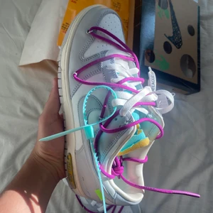 Nike dunk x off-white  - Lot 21 av 50 olika releases av Nike dunk och off-white collaben, helt nya, vann på snkrs, box finns! Köp direkt för 4000, lägg bud från 3400