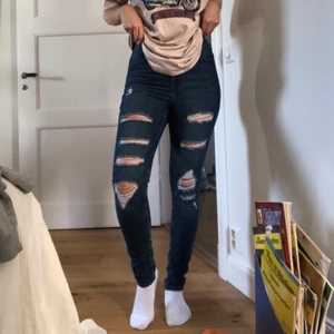 Skinny ripped jeans - Riktigt snygga skinny jeans som jag inte använder eftersom jag föredrar pösiga byxor💕💕 strl 38, köpare står för frakt🥰