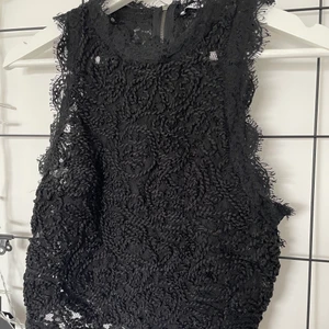 Zara topp - Säljer detta svarta populära linnet från zara i storlek S då den inte kommer till användning längre! Använda några gånger och säljer för 75kr + frakt 💞🖤