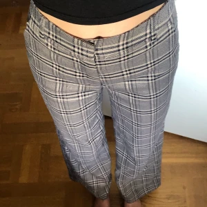 Rutiga byxor från hm - Superfina byxor i strl 34 som inte används tillräckligt längre, lite noppriga men fortfarande hela och fina!🥰 passar mig i längd som är 173!