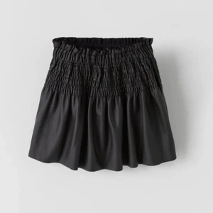 Zara kjol - Säljer denna populära kjolen från zara. Använd ca 4 gånger, men är som ny❤️