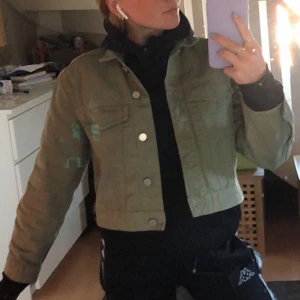 Grön jeansjacka - Super häftig jeansjacka i ”grön” färg! Storlek M och sitter så som på bilden på mig som är xs/s 💚