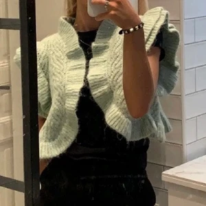 Kofta - Säljer min fina kofta som kommer från zara, andvänd 1 gång, säljer för hittar aldrig tillfälle för att andvända den💞💞