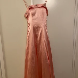 Balklänning  - Rosa balklänning i siden med pärlor strl s ett rosa sidenband i samma färg ingår 