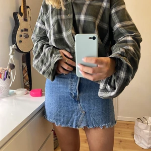 Levi’s Jeanskjol strl 26 - Jeanskjol från Levi’s (för liten för mig), bra skick och jag står för frakt💙