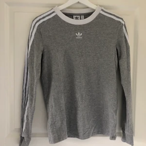 Adidas tröja strl 34 - Adidas tröja, strl 34, endast använd fåtal gånger, fint skick, köpare står för frakten 