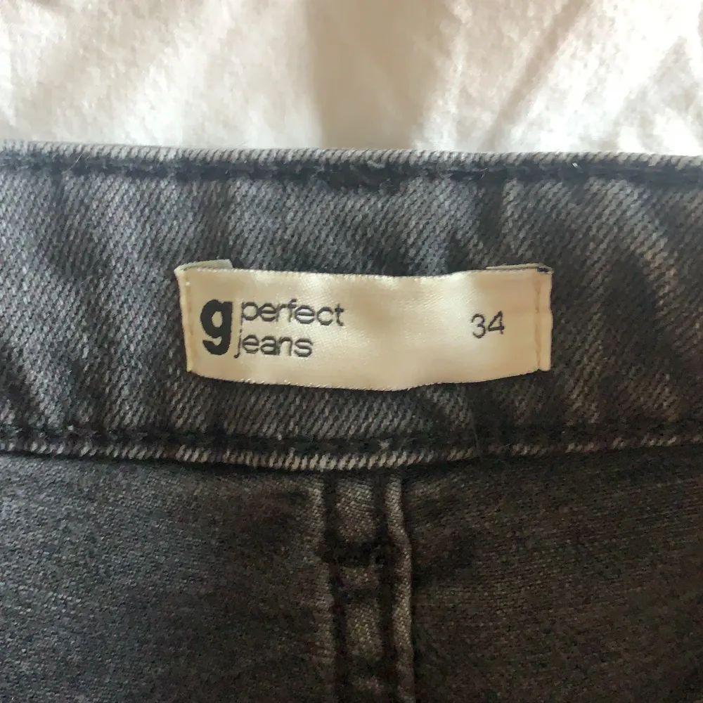 Super snygga svart/gråa jeans från Ginatricot i storlek 34. Jag e 160 cm o sitter svin bra. Perfekt i midjan . Jeans & Byxor.