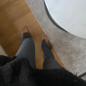 Jeans med slits från Zara - Gråa Zara jeans med slits i fint skick!