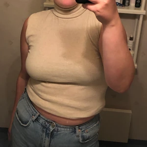 Pololinne  - Superfint pololinne från secondhand men i väldigt bra skick! Det är långt i modellen men går superbra att vika upp! Passar M-L💓