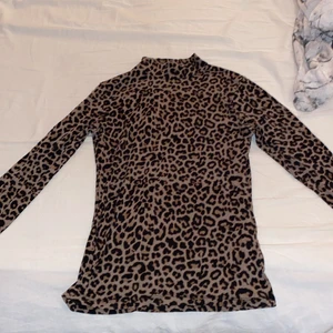 Tröja  - Säljer denna långärmad då jag tröttnade på den efter jag använt några fåtal gånger den är superfin tröja att ha till vardagligt eller vad som helst materialet är väldigt härligt och har en liten krage upp till.