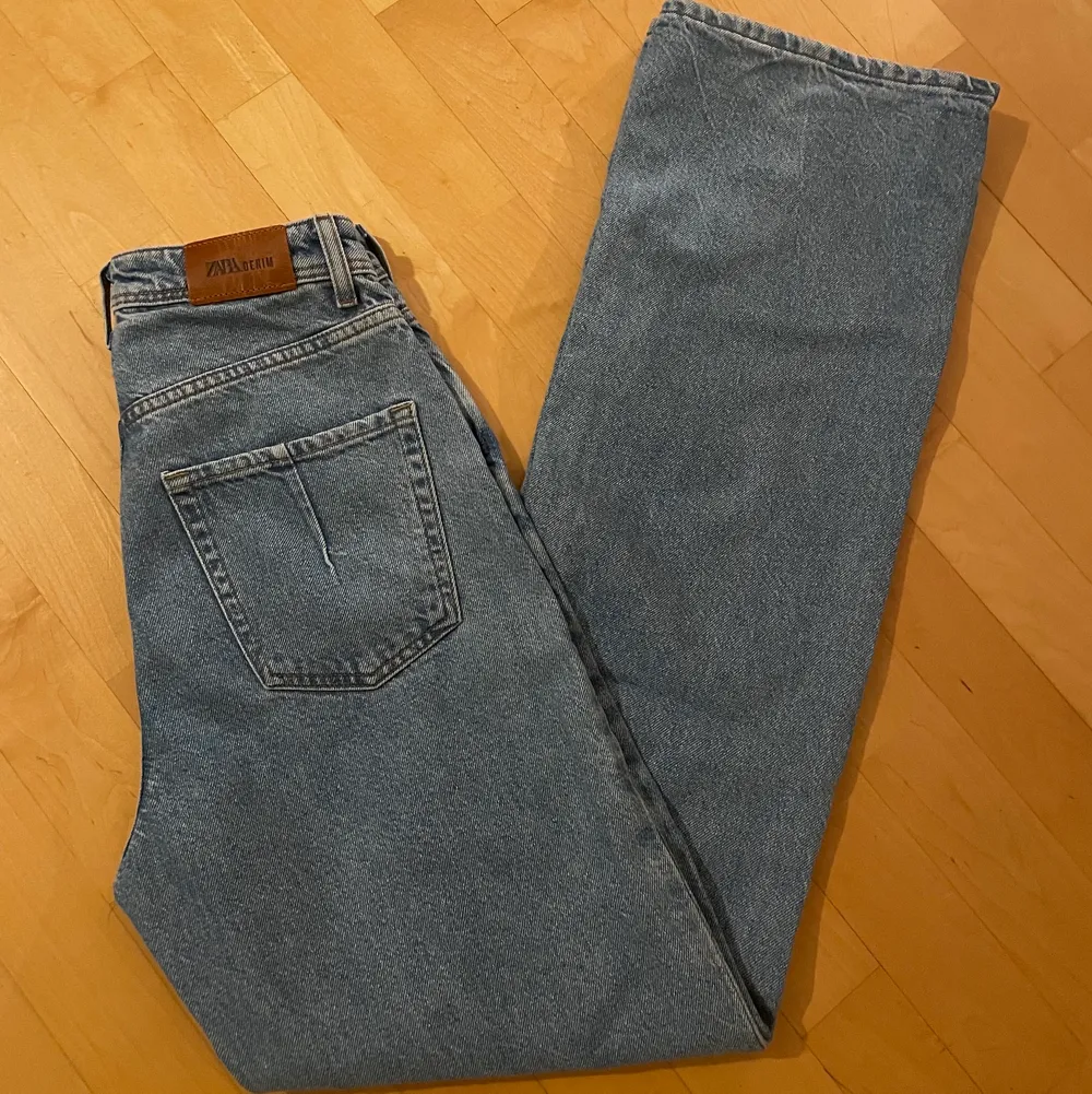 Supersnygga blå vida zarajeans (färgen ser mer grå ut på bilden än verkligheten)🥰 kunden står för frakt 📦 skriv privat för fler bilder . Jeans & Byxor.