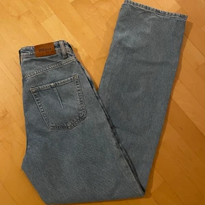 Zara jeans  - Supersnygga blå vida zarajeans (färgen ser mer grå ut på bilden än verkligheten)🥰 kunden står för frakt 📦 skriv privat för fler bilder 