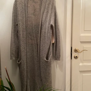 Lång kofta - Lång tunn kofta från ginatricot. Lite nopprig