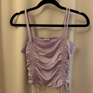 Lila topp - Säljer denna fina lila topp från Urban Outfitters, 50kr plus frakt💜