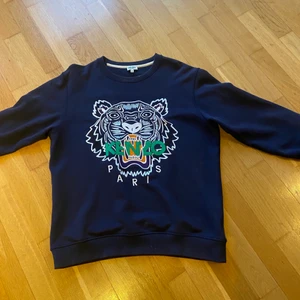 Kenzo tröja  - Blå kenzo tröja i storlek M men passar även S. Nypris 2000 men säljer för 700. Pris kan diskuteras vid snabb affär