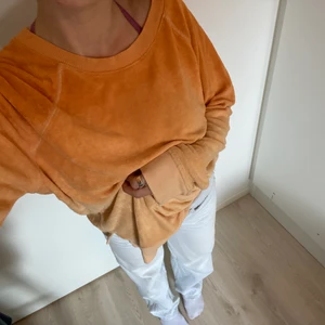 Ombre orange tröja  - Supercool orange ombre oversized tröja! Superskönt materialet och verkligen superfin tröja men som tyvärr inte kommer till användning längre⭐️ sparsamt använd! Pris är exklusive frakt annars kan jag mötas upp i Lund 🧡🧡🧡 kolla gärna in min profil för mer kläder! 