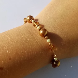 Handgjort armband - Armbandet är elastiskt och handgjort. (större än mina andra armband brukar va) tar 11 kr för frakten 🌼❤️