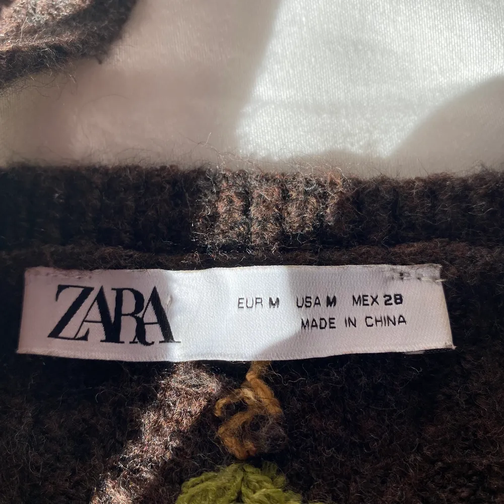 Stickat linne från Zara! Använt 2 gånger och i väldigt bra skick. Toppar.